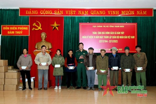 Cục Chính trị, Bộ Tổng Tham mưu Quân đội nhân dân Việt Nam tri ân, tặng quà các gia đình chính sách tại Cao Bằng